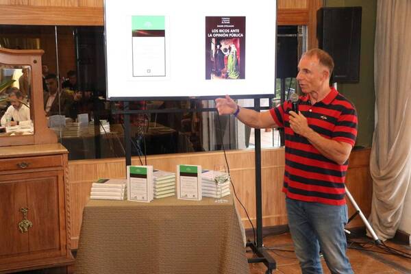 Diario HOY | Escritor alemán presentó su libro sobre capitalismo en Paraguay