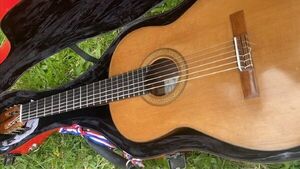 Berta Rojas recupera su guitarra que había sido robada