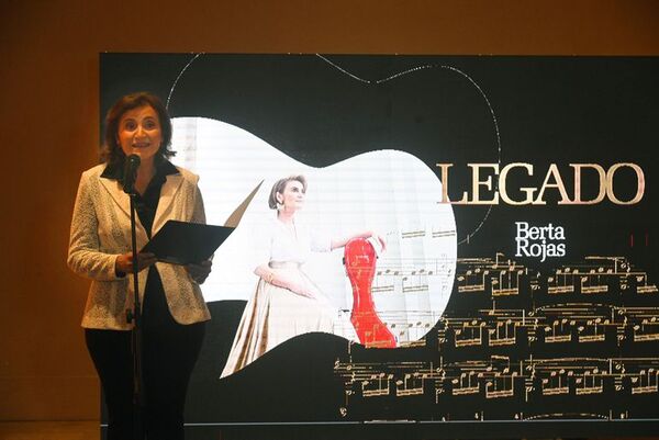 Berta Rojas anuncia que apareció su guitarra “La Rojita” - Música - ABC Color