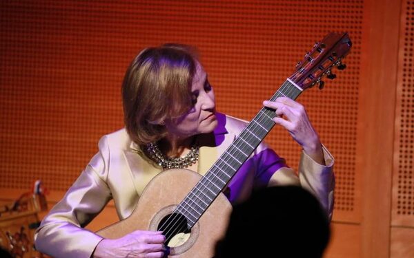 Berta Rojas ya recuperó su guitarra