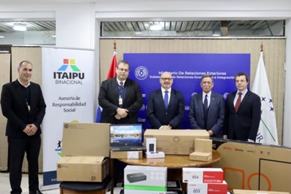 Cancillería recibió equipos informáticos de Itaipu para sistema de reuniones - .::Agencia IP::.