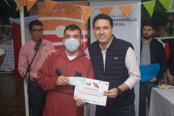 SNJ entregó becas universitarias a jóvenes del departamento de Caaguazú - .::Agencia IP::.