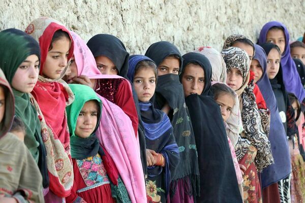 Talibanes crean un comité para reabrir las escuelas para niñas en Afganistán - Mundo - ABC Color