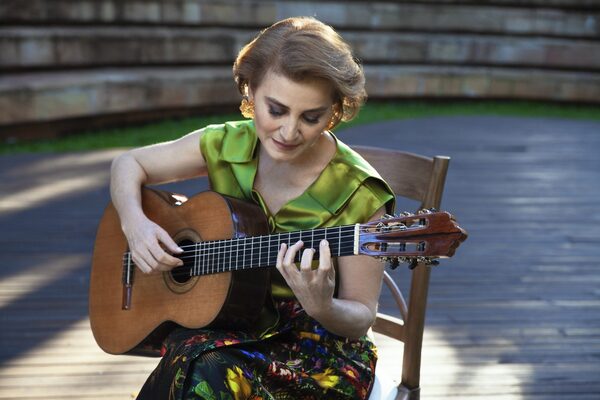 Berta Rojas recuperó finalmente a su compañera: la guitarra "Rojita" - El Independiente