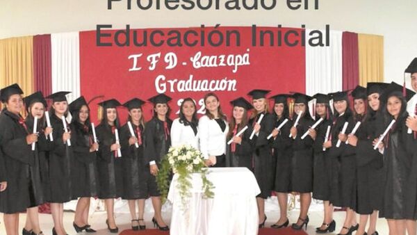 Se recibieron de profes, pero no les entregan sus títulos