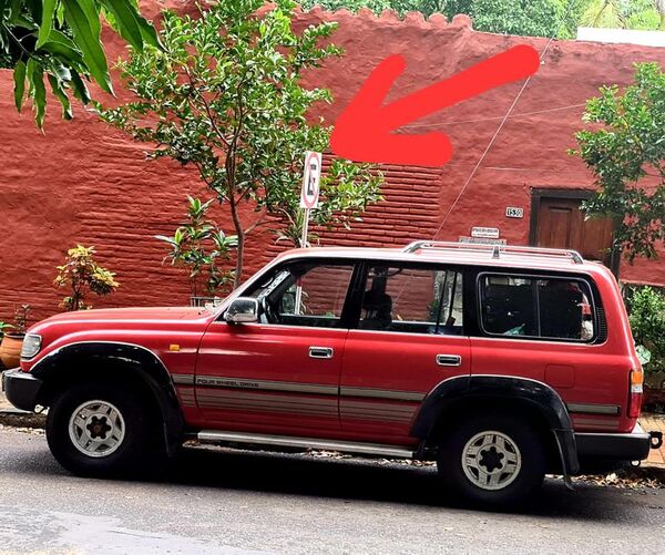 Estacionan donde no se debe - Crónicas Ciudadanas - ABC Color