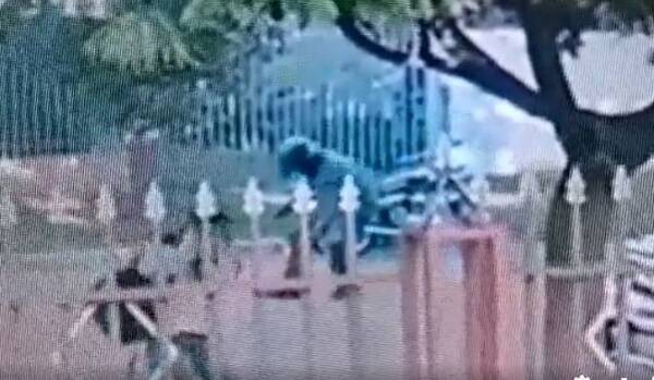 Crónica / [VIDEO] Joven se salvó de milagro de ser asaltada por un motochorro