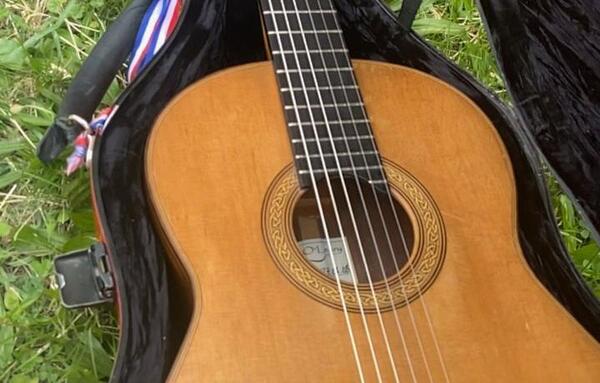 Buenas noticias: ¡Apareció “La Rojita”, guitarra de Berta Rojas!