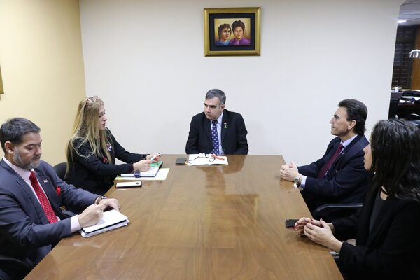Avanza proyecto para conclusión de bachillerato de funcionarios del MUVH