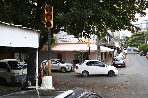 Semáforo descompuesto es un peligro para conductores en microcentro - Nacionales - ABC Color