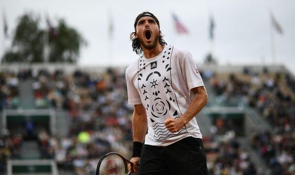 Tsitsipas vuelve a enredarse, pero se mete en tercera ronda - Tenis - ABC Color