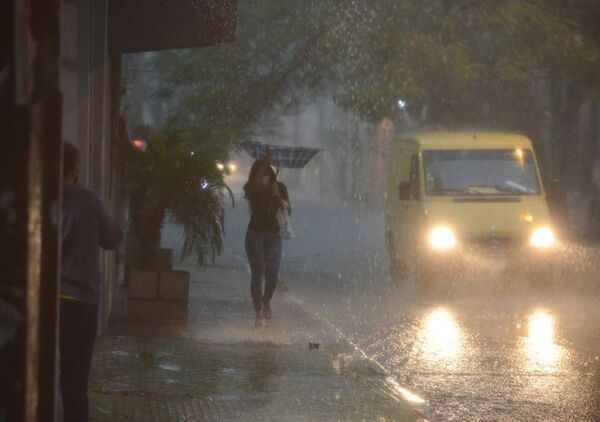 Renuevan alerta de tormentas para cuatro departamentos de la región Oriental y Occidental - Nacionales - ABC Color