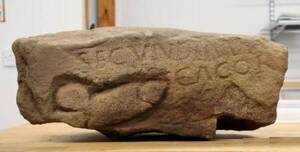 Crónica / Desentierran famosa roca compenetrada en el muro de Adriano