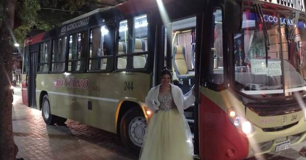 La Nación / “A mis 15 en el bondi de papá”: llegó en bus a su fiesta de cumpleaños y emocionó a todos