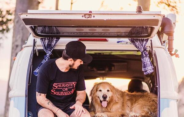 Triste final: Mueren influencer y su perro que viajaban por el mundo