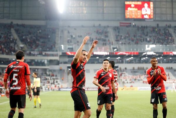 El Paranaense de Scolari golea al Caracas y clasifica como segundo del B - Fútbol Internacional - ABC Color