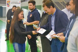 Entregan certificados de adjudicaciones a becados de la Gobernación - La Clave