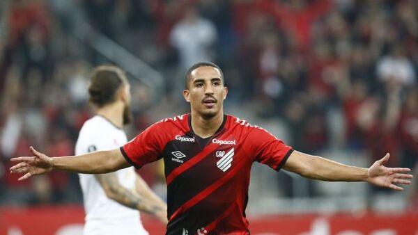 Athletico Paranaense golea al Caracas y clasifica como segundo