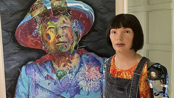 La robot artista Ai-Da presenta un retrato de Isabel II