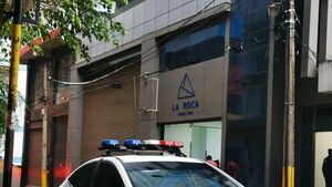 Banda de ladrones entró a un edificio y tomó de rehenes a empleados