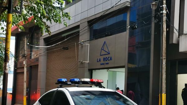 Banda de ladrones entró a un edificio y tomó de rehenes a empleados