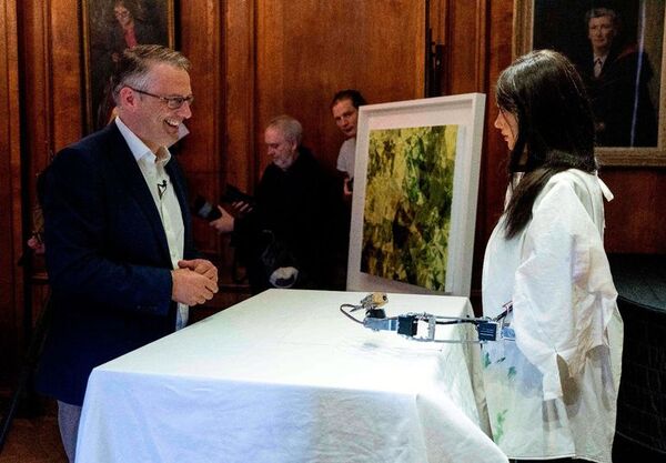 La robot artista Ai-Da presenta un retrato de Isabel II por su Jubileo - Ciencia - ABC Color