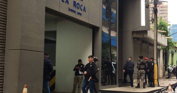 La Nación / Asaltan un depósito y policías rodean edificio donde tendrían a rehenes