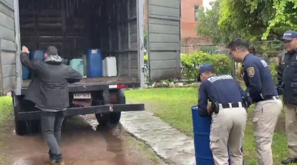 Diario HOY | Incautan más de 800 litros de combustible de contrabando en una vivienda en Asunción