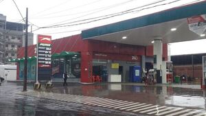 Pureaba con sus amigos que tenía 100.000 pesos y le robaron