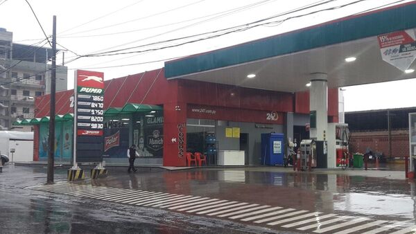 Pureaba con sus amigos que tenía 100.000 pesos y le robaron
