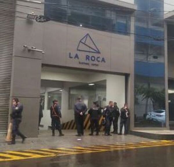 Asaltantes cercados en edificio de CDE, tras fallido atraco