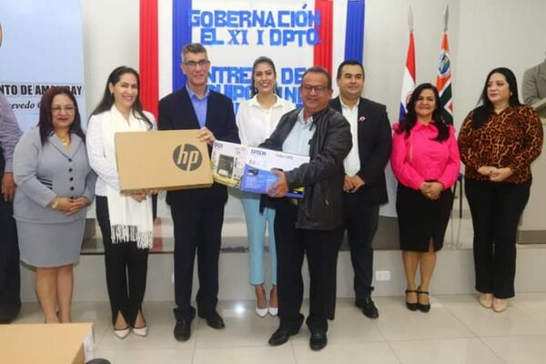 Gobernación hizo entrega de 76 equipos informáticos para escuelas del departamento - Radio Imperio