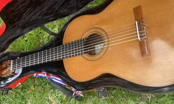Berta Rojas recupera su guitarra que había sido robada - OviedoPress