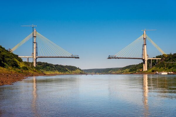 A solo 100 metros de terminar el nuevo puente con el Brasil - El Trueno