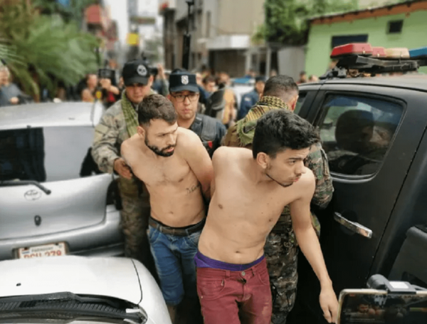 Policía detiene a asaltantes que se atrincheraron en edificio de CDE · Radio Monumental 1080 AM