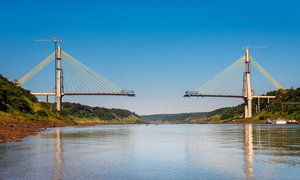 Faltan 100 metros para que el Puente de la Integración establezca una nueva unión entre Paraguay y Brasil - OviedoPress