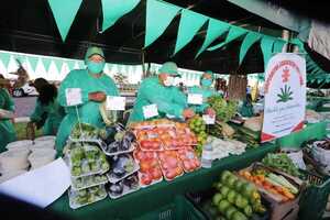 Feria de la Agricultura Familiar Campesina en Plaza de los Héroes de Pilar