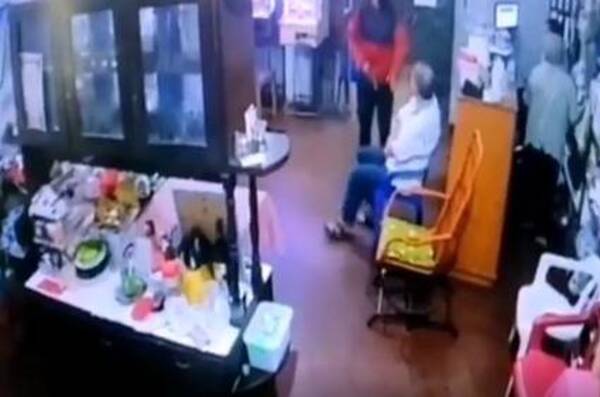 Crónica / [VIDEO] ¡A tongazos! Abuelo de 79 años hizo correr a ladrón