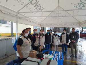 Brigada de vacunación recibe donación de abrigos y calzados para personas vulnerables