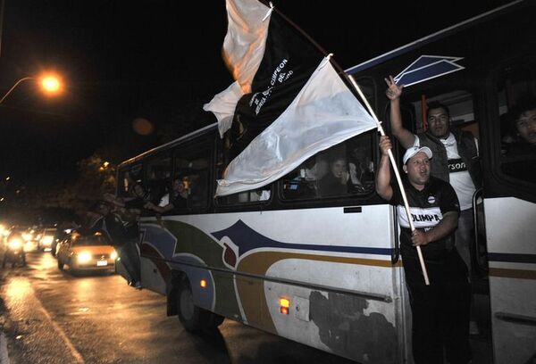 Tres “barras” de Olimpia fueron liberados tras estar recluidos en Brasil - Nacionales - ABC Color
