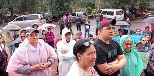 Pobladores de Pirapó continúan con la  manifestación a favor del ex Director