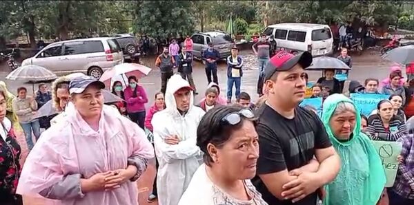 Pobladores de Pirapó continúan con la manifestación a favor del ex Director