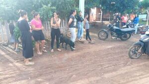 Vecinos se manifiestan a favor de la joven detenida por agredir a su pareja