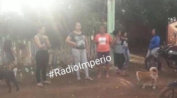 Familiares y vecinos se manifiestan a favor de mujer detenida por violencia familiar - Radio Imperio