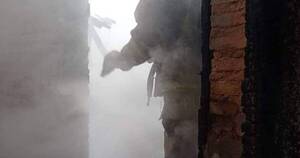 La Nación / Incendio consumió por completo una vivienda cuyo propietario sufrió quemaduras en el rostro