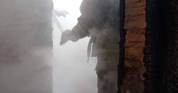 La Nación / Incendio consumió por completo una vivienda cuyo propietario sufrió quemaduras en el rostro