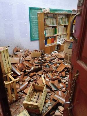 Crónica / Techo de una escuela de San Pedro del Paraná no aguantó el temporal y se vino abajo