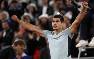 Alcaraz gana en tres sets a Korda y se mete en octavos de Roland Garros - Tenis - ABC Color
