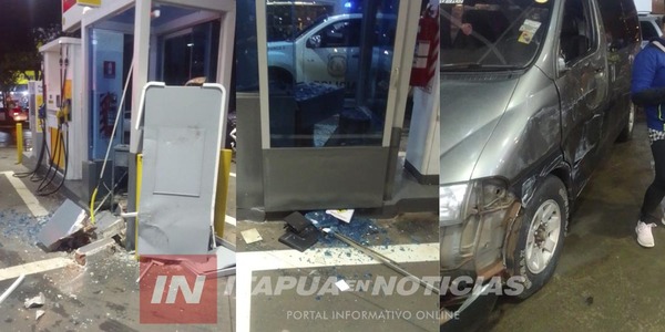 UN VEHÍCULO ATROPELLO ESTACIÓN DE SERVICIO