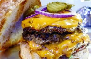 Sorteo y descuentos, en Trailer Burgers Py - Día Mundial de la Hamburguesa 2022 - ABC Color